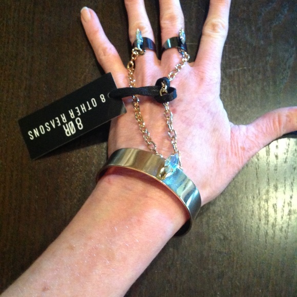 SALE aMAzing hand chain bracelet💕💕 - Picture 1 of 3